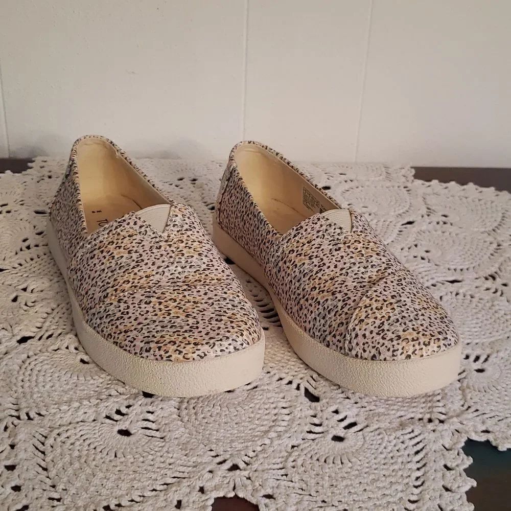 NWOT Toms Animal Print Slip-On Casual Shoes Sz 5